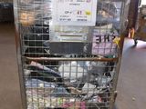 un chariot métallique contenant de nombreux articles dans un entrepôt