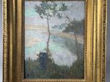 une peinture à l'huile représentant un homme assis sur une colline au bord d'un lac