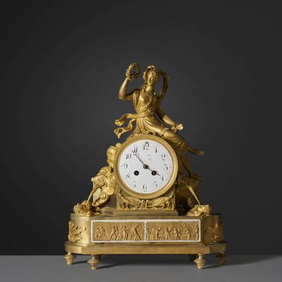 l'image d'une horloge en or posée sur une table