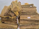 une pile de sacs en burlock posés sur une palette dans un entrepôt
