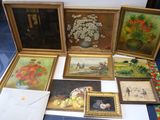 beaucoup de tableaux posés par terre