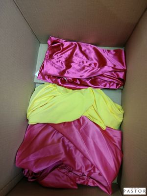 une boîte contenant trois t-shirts de couleurs différentes