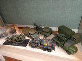 beaucoup de véhicules militaires miniatures posés sur une table