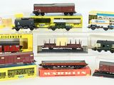 de nombreux modèles différents de trains miniatures dans une vitrine