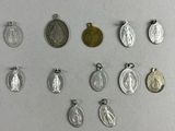 plusieurs types de breloques en argent et en or sur un fond blanc
