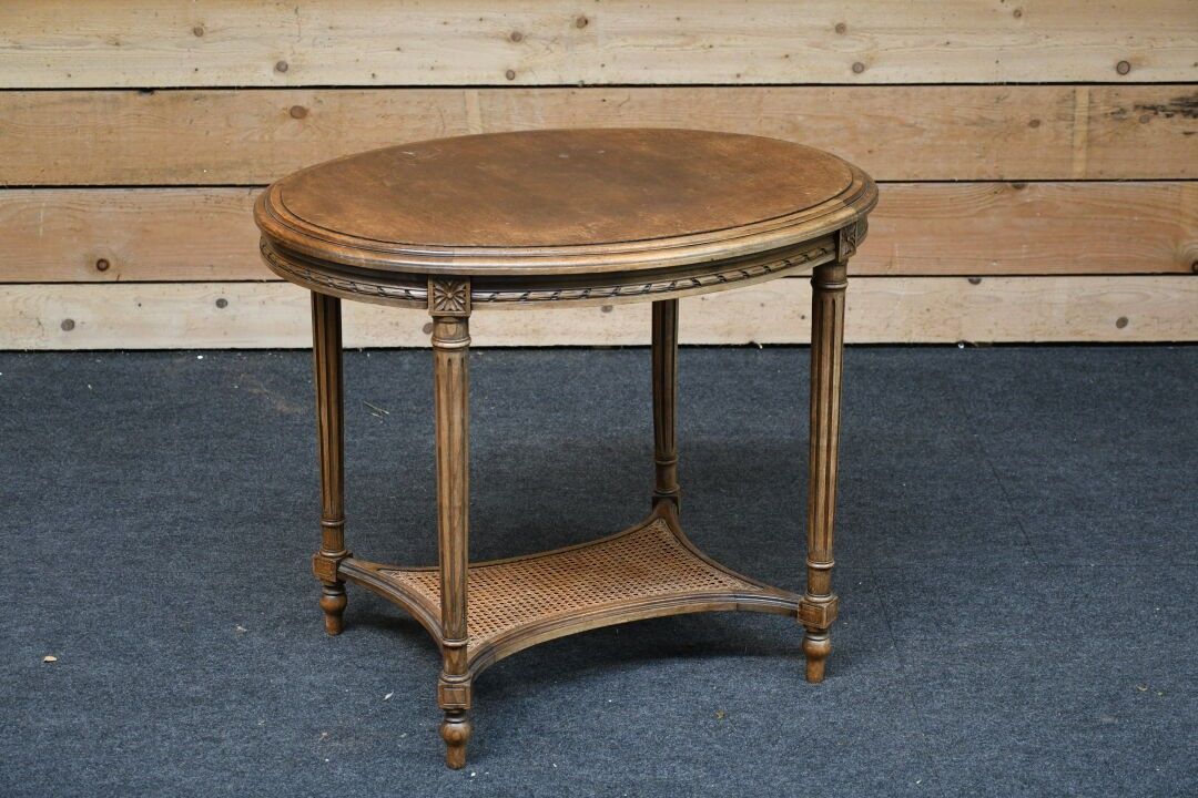 Guéridon ronde en bois teinté reposant sur quatre pieds fuse…