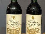 deux bouteilles de vin posées sur une table l'une à côté de l'autre