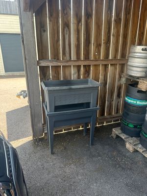 une photo d'un poêle à bois dans un garage