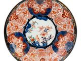 une assiette ornée d'un motif floral