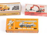 trois boîtes de jouets posées sur une table