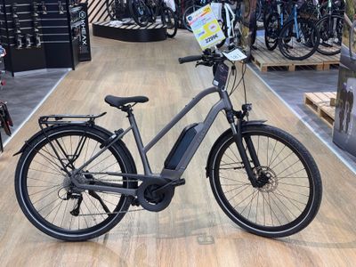 un vélo posé par terre dans un magasin