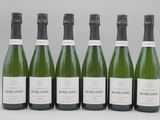 six bouteilles de vin sont alignées dans une rangée