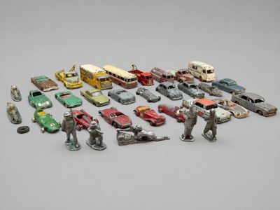 un grand nombre de petites voitures posées sur une table