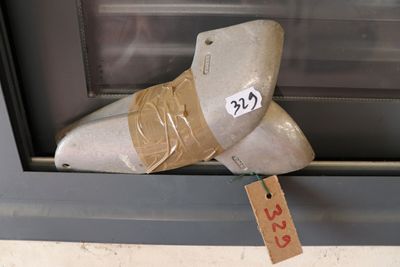 une paire de chaussures posée sur le rebord d'une fenêtre