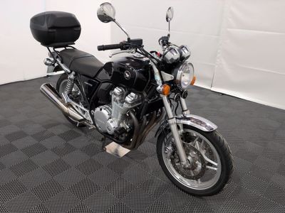 une moto noire garée dans une pièce au sol noir