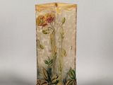 un vase en verre orné d'une peinture représentant des fleurs