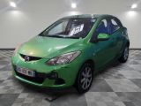 la photo d'une voiture verte garée dans un garage