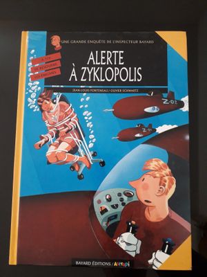 un livre sur lequel figure la photo d'un homme faisant du skateboard