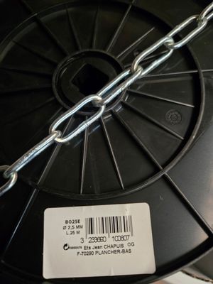 une bobine de fil à laquelle est attachée une chaîne