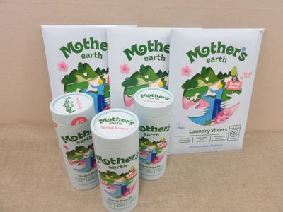 trois pots de yaourt « Mother's Earth » posés sur une table