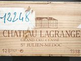 une boîte en bois sur laquelle est apposée une étiquette indiquant « Château Alorange »