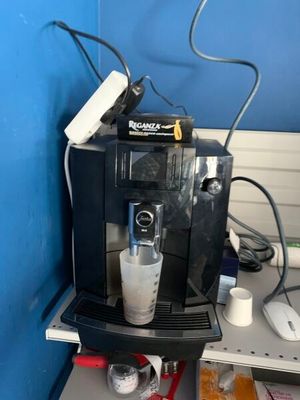 Cafetière à grains, de marque JURA, modèle WE6.