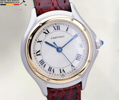une image d'un gros plan d'une montre-bracelet avec des chiffres romains
