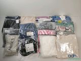 un tas de vêtements posés sur une table