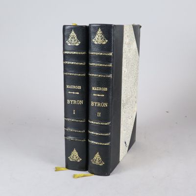 deux livres noirs posés l'un sur l'autre sur une surface blanche