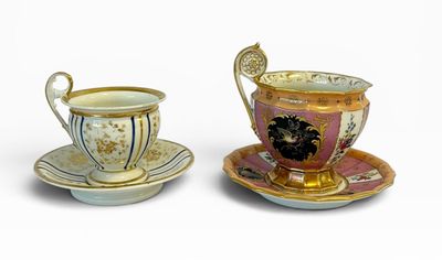 deux tasses et soucoupes posées l'une à côté de l'autre
