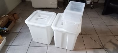 deux poubelles blanches posées par terre dans la cuisine
