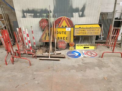 beaucoup de panneaux de signalisation et de panneaux posés au sol