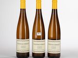 trois bouteilles de vin posées l'une à côté de l'autre sur une table