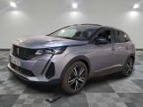 Le nouveau SUV Peugeot C-Cross est garé dans un showroom.