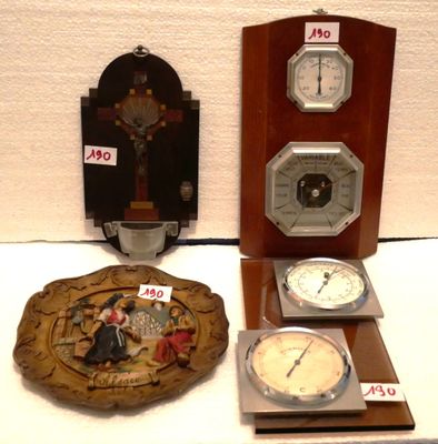 de nombreuses horloges différentes exposées sur une table