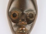 un vieux masque en bois sur fond blanc, avec un fond blanc