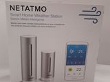 Emballage d'une station météo connectée Netatmo sur une surface blanche