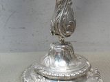 un vase en argent posé sur une table