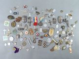 de nombreux types de bijoux en argent et en or posés sur la table