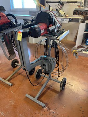 une machine posée sur un chariot dans une pièce