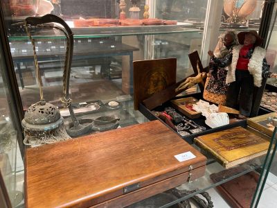 une vitrine en verre contenant divers objets