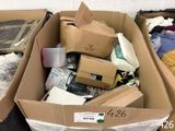 une boîte en carton remplie d'appareils électroniques dans une pièce