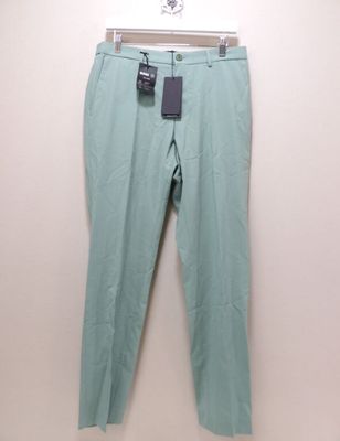un gros plan d'un pantalon suspendu à un cintre
