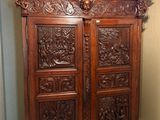un meuble en bois avec des sculptures dans une pièce