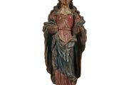 statue en bois représentant une femme vêtue d'une robe et coiffée d'une couronne