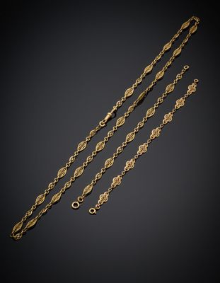 un lot de trois bracelets à chaîne dorée