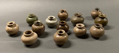 beaucoup de petits vases posés sur une table