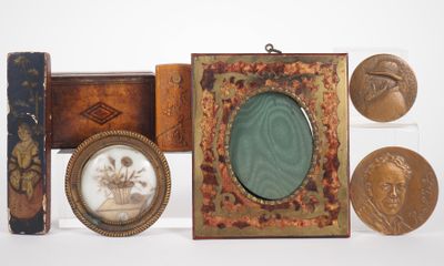 Ensemble d'objets de vitrine comprenant notamment un couverc… - Photo 1