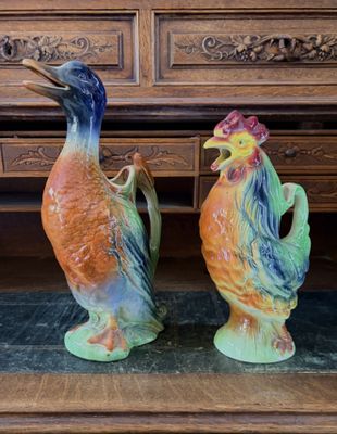 deux vases posés sur une table en bois