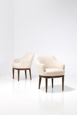 deux chaises dans une pièce blanche aux murs blancs et au sol blanc